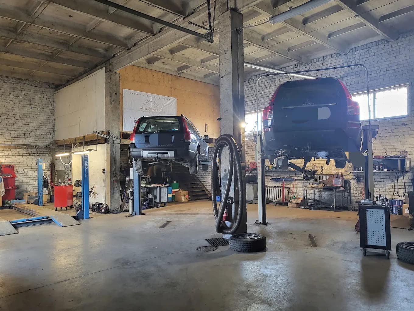 Du Volvo automobiliai ant keltuvų Kietaviškių autocentro dirbtuvėse